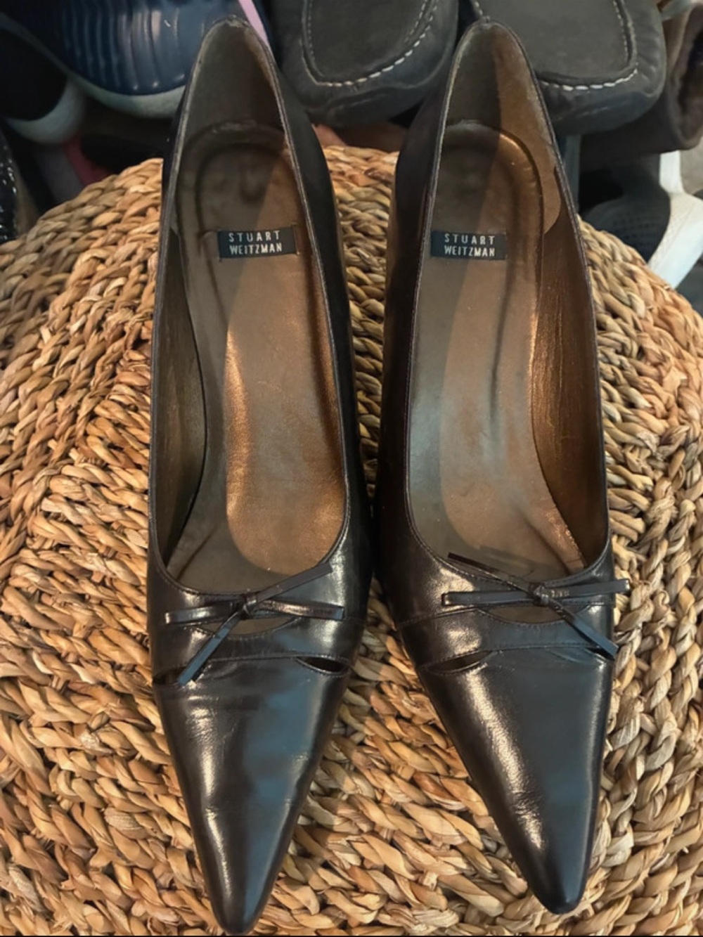 Stuart Weitzman Black Pointed Leather Pumps with Bow Accent size 8